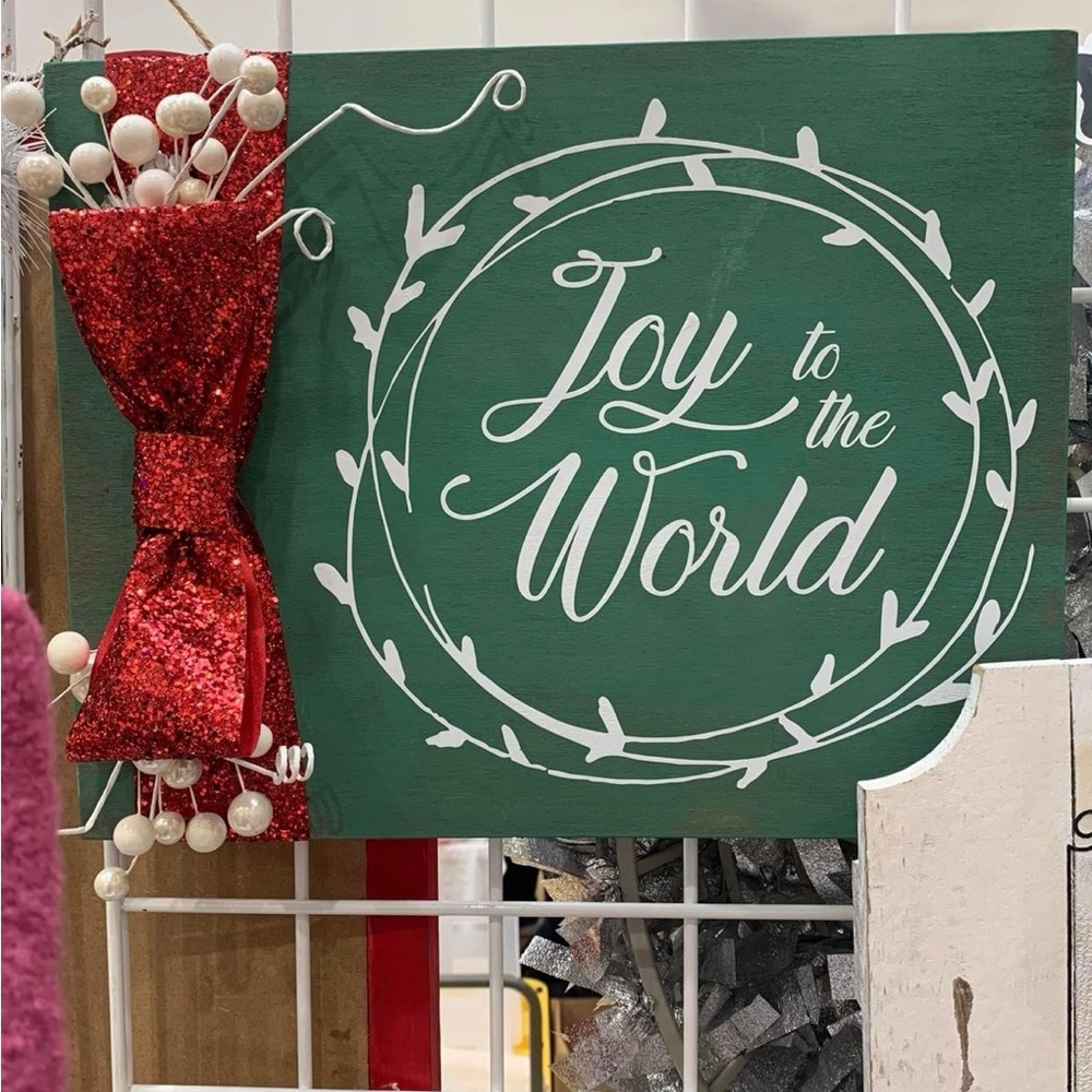 Green 'Joy to the World' Holiday Sign with Red Bow